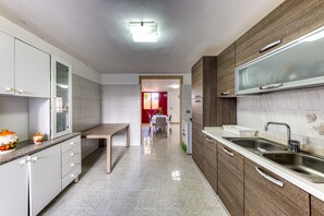Frigorífico, horno, placa de cocina y utensilios de cocina