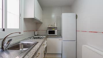 Een koelkast, een magnetron, een oven, een kookplaat