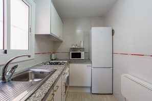 Geladeira, micro-ondas, fogão, cooktop