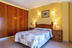 2 bedrooms, iron/ironing board, bed sheets - Apartment "Blanes" close to the Sea with Shared Pool (Blanes)