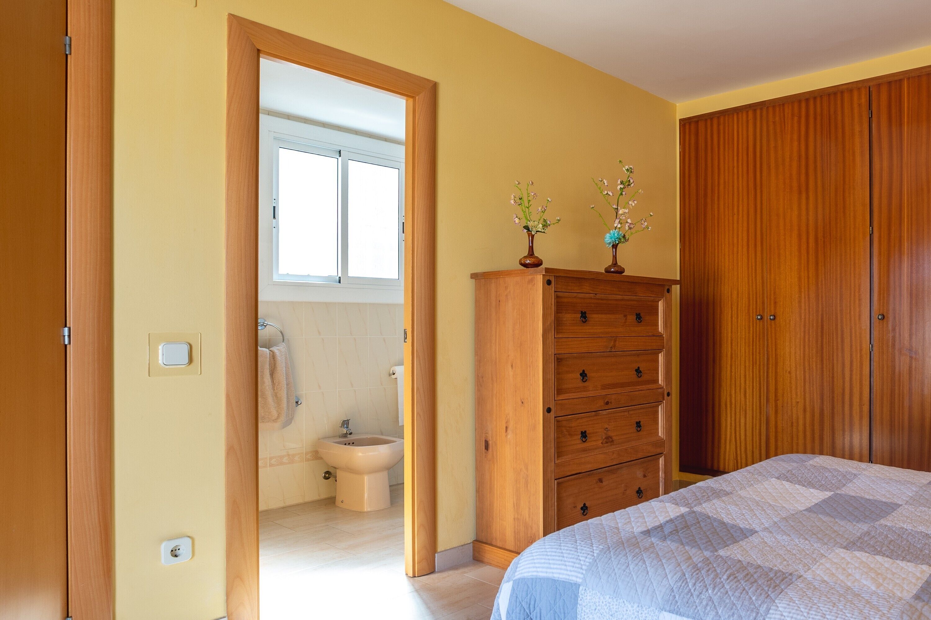 2 slaapkamers, een strijkplank/strijkijzer, beddengoed