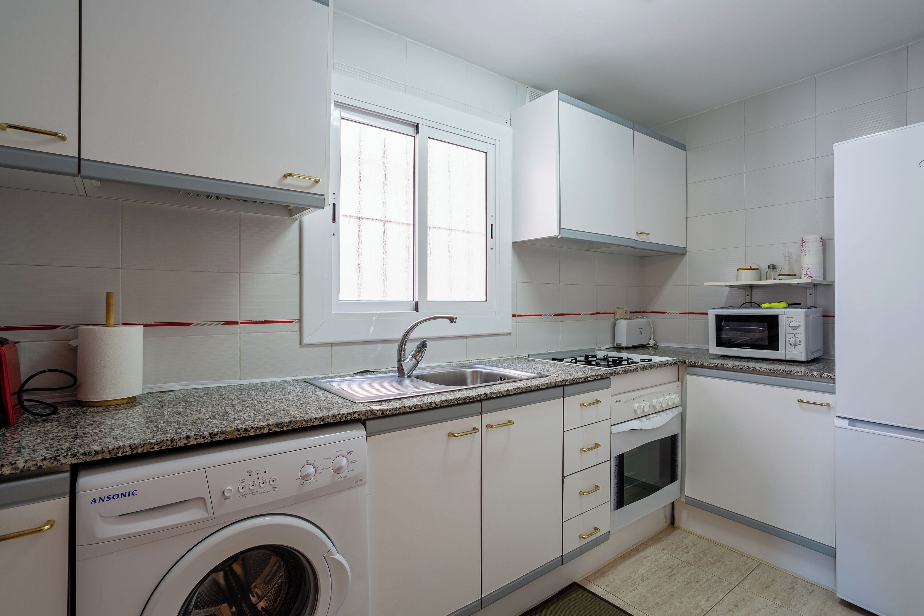 Een koelkast, een microgolfoven, een oven, een kookplaat