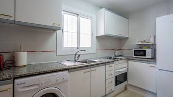 Refrigerador, microondas, horno y parrilla de estufa