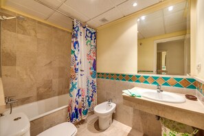 Baignoire, sèche-cheveux, serviettes fournies