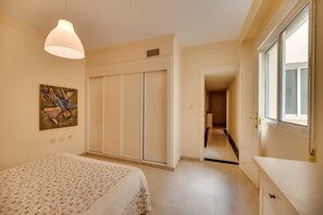 1 chambre, fer et planche à repasser, draps fournis