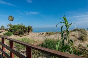 On the beach - Holiday Apartment "Banana" with Sea View, Shared Pool & A/C (Marbella)