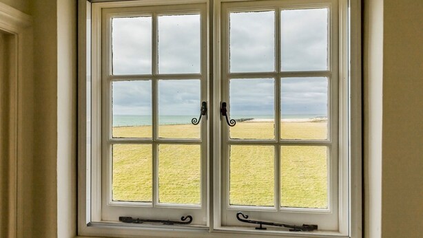Una ventana con vista a la playa.
