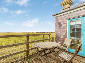 Outdoor dining - Charming Old Coastguards Cottage - Pass the Keys (Chichester)