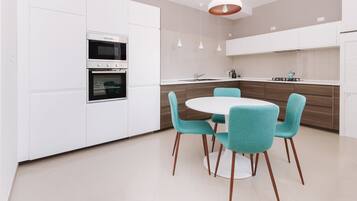 Geladeira, micro-ondas, fogão, cooktop