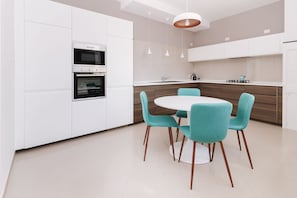 Fridge, microwave, oven, stovetop - Alchemy Apartment (Conversano)
