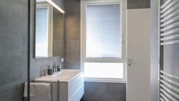 Dutxa, assecador de cabells, bidet i tovalloles