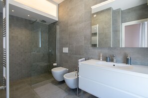 Shower, hair dryer, bidet, towels - FULLY RENOVATED APARTMENT 5 MIN FROM THE CENTER (Pordenone)