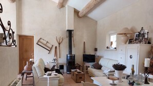 Un accogliente soggiorno con camino, divano, tavolo da pranzo e televisione.