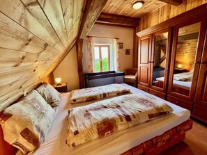 4 slaapkamers, een bureau, een strijkplank/strijkijzer, gratis wifi