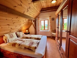 4 bedrooms, desk, iron/ironing board, free WiFi
