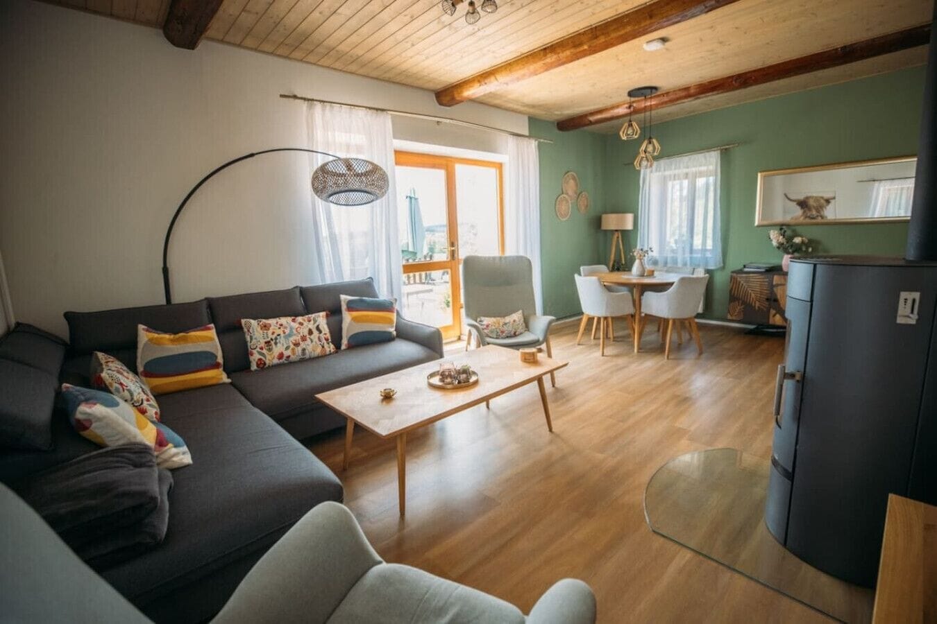 Una Smart TV, una chimenea