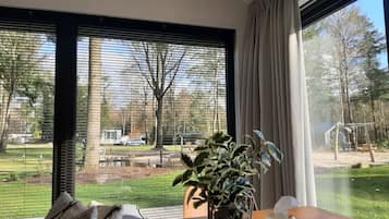 Een smart-tv en een open haard