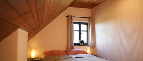 4 bedrooms, desk, iron/ironing board, free WiFi