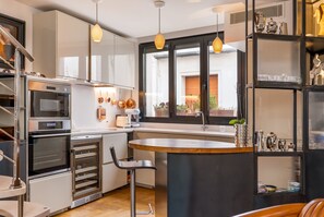 Een koelkast, een magnetron, een oven, een kookplaat