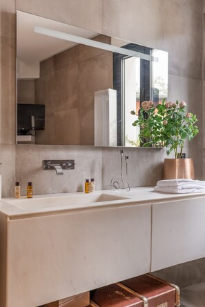 Badewanne, Haartrockner, Handtücher