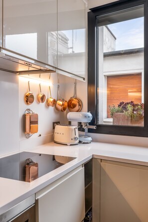 Réfrigérateur, micro-ondes, four, plaque de cuisson