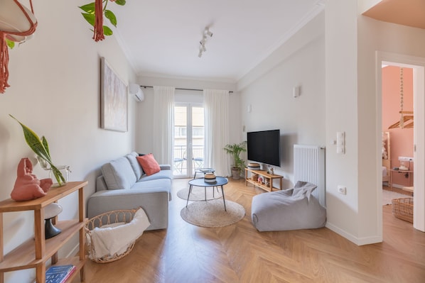 Apartamento standard | Área de estar | Smart TV 43 polegadas com canais digitais, TV, Netflix