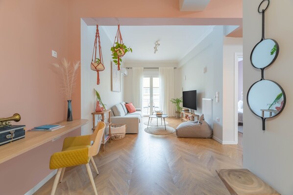 Standard-Apartment | Wohnbereich | 43-Zoll-Smart-TV mit Digitalempfang, Fernseher, Netflix