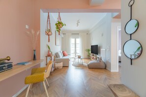 Apartamento standard | Área de estar | Smart TV 43 polegadas com canais digitais, TV, Netflix