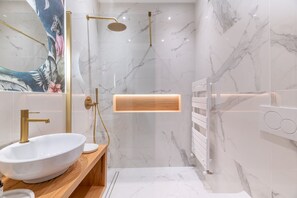 Standard-Apartment | Badezimmer | Dusche, kostenlose Toilettenartikel, Haartrockner, Handtücher