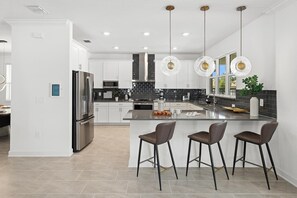 ثلاجة، ميكروويف، فرن، موقد طهي مسطح