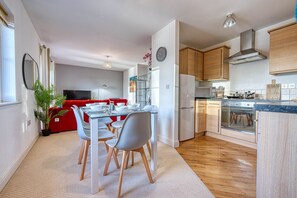 Departamento, 2 habitaciones | Cocina privada | Refrigerador, microondas, horno y parrilla de estufa 