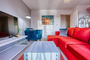 Departamento, 2 habitaciones | Área de sala de estar | Smart TV de 42 pulgadas con canales vía satélite, televisión y Netflix 