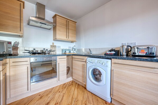 Departamento, 2 habitaciones | Cocina privada | Refrigerador, microondas, horno y parrilla de estufa 