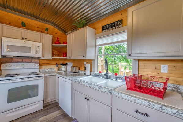 Fridge, microwave, oven, stovetop - Kay's Cabin - Peaceful Acres (Rogersville)