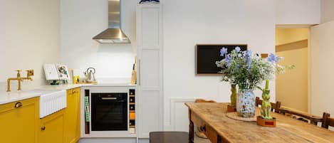Frigorífico, horno, placa de cocina y lavavajillas