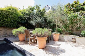 Outdoor dining - Aqua Nova Elegance, by Veeve (London)