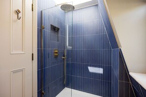 Bathtub, hair dryer, towels - Aqua Nova Elegance, by Veeve (London)