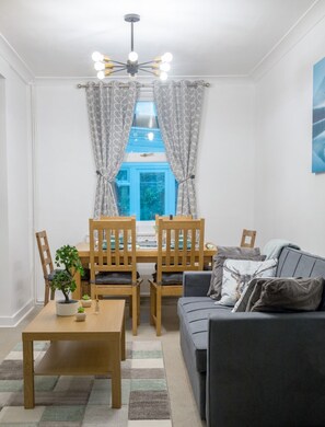 Smart TV, books - Gorgeous 3 bedroom cottage, 5 min from the centre, super fast wifi, paid parking (Reading)