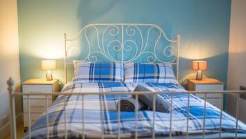 3 bedrooms, desk, iron/ironing board, travel cot