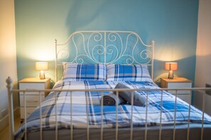 3 bedrooms, desk, iron/ironing board, travel cot - Gorgeous 3 bedroom cottage, 5 min from the centre, super fast wifi, paid parking (Reading)