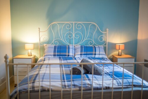 Gorgeous 3 bedroom cottage, 5 min from the centre, super fast wifi, paid parking