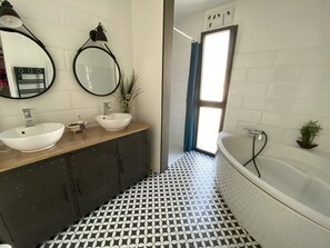 Haartrockner, Handtücher, Seife, Shampoo