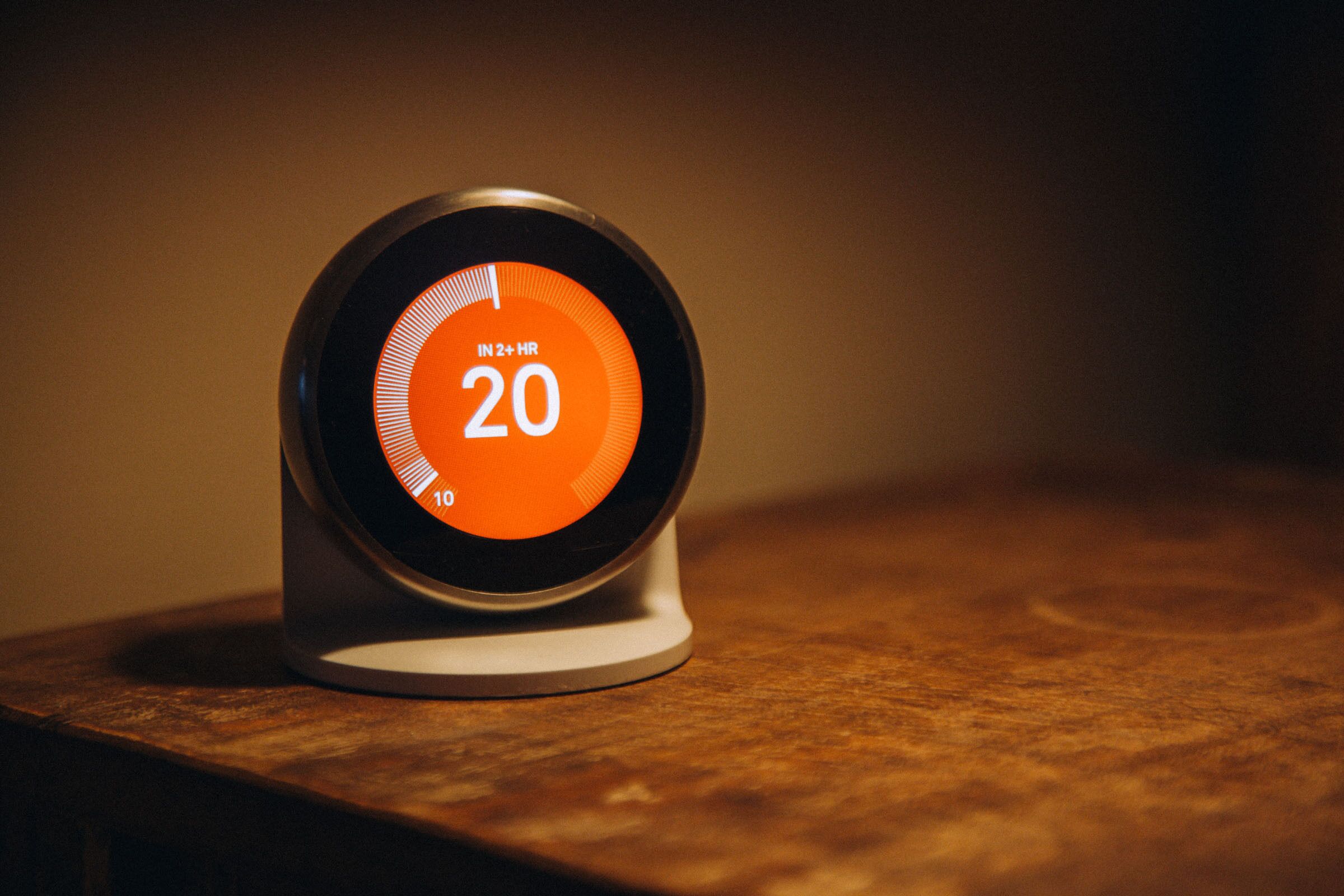 Un termostato digital que muestra una temperatura de 20 grados Celsius.