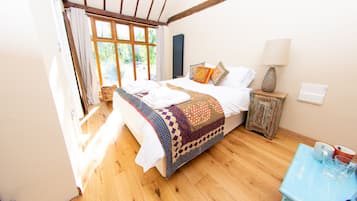 Chambre Double Standard, vue cour intérieure | Literie de qualité supérieure, décoration personnalisée