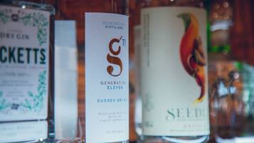 Primer plano de tres botellas de ginebra con etiquetas.