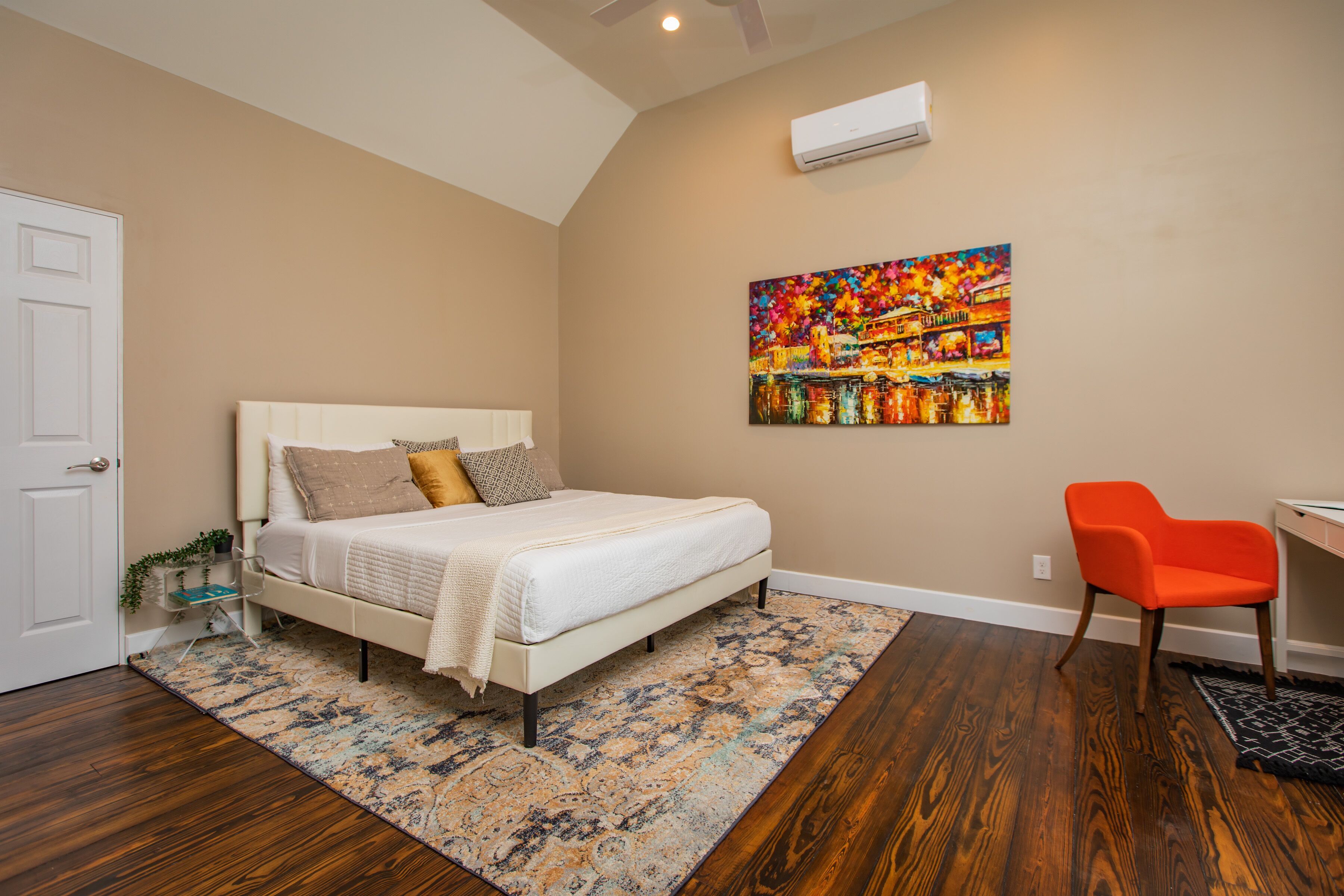 1 habitación, escritorio, tabla de planchar con plancha y cuna de viaje 