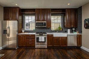 Kühlschrank, Mikrowelle, Ofen, Herdplatte