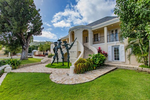 Moko Jumbie - "Premier Suite" - Entire Condo