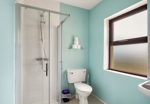 Bañera con ducha, secador de pelo, toallas