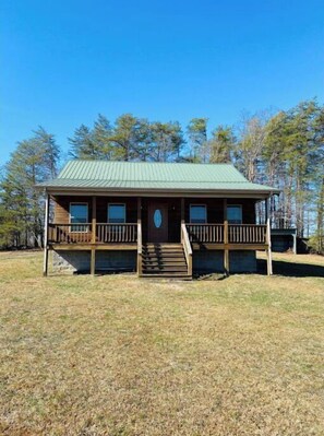 Exterior - Cabin with private pond. A peaceful escape (Deer Lodge)